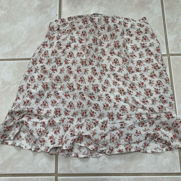 hollister size xs: floral white skirt with buttons - Picture 4 of 5